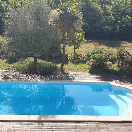 Дом отдыха Maison Au Calme Avec Piscine Vertheuil-en-Medoc